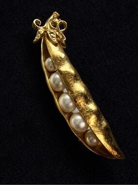 ELEGANT 60'S CROWN TRIFARI GOLD-TONE FAUX PEARL RHINESTONE PEAS IN A POD BROOCH